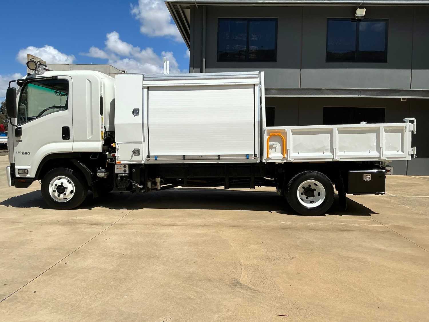2016 ISUZU FRR110-260 SERVICE BODY
