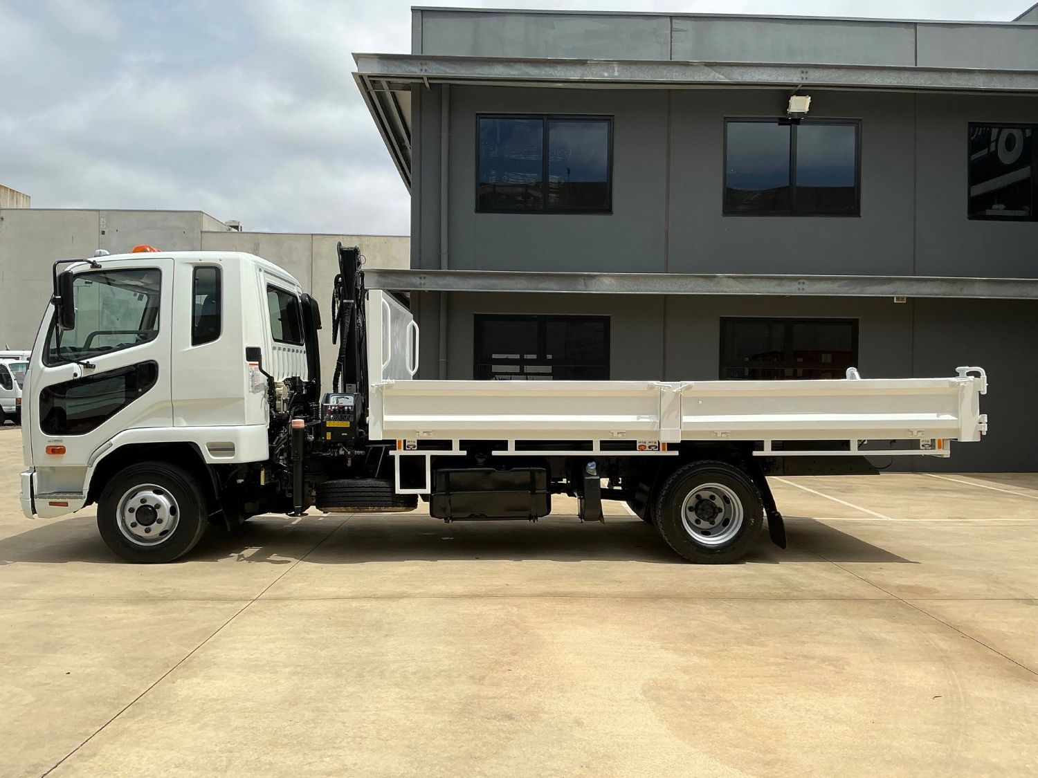 2012 FUSO FIGHTER 1024 TIPPER/CRANE