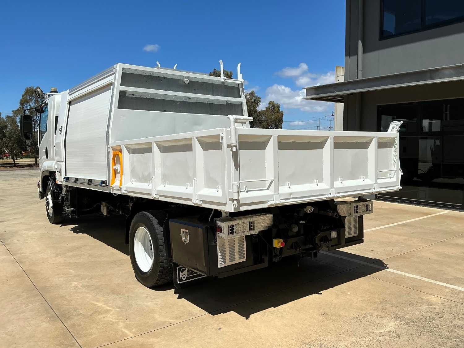 2016 ISUZU FRR110-260 SERVICE BODY