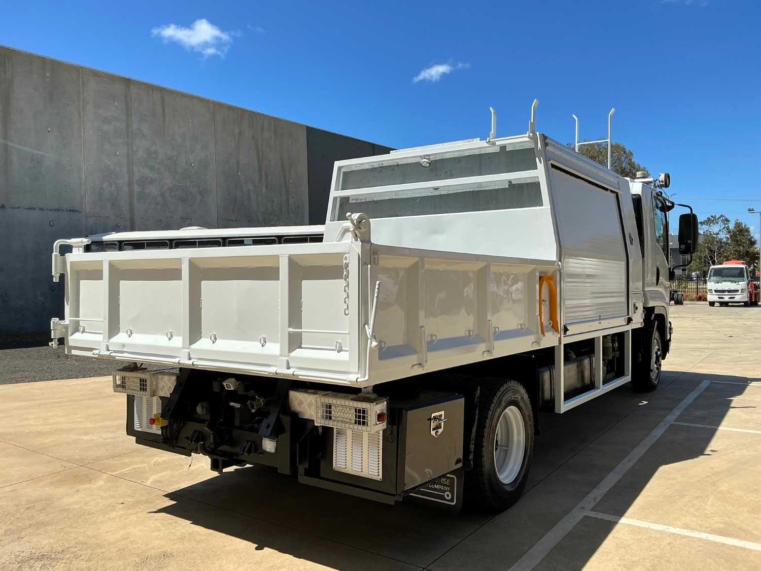 2016 ISUZU FRR110-260 SERVICE BODY