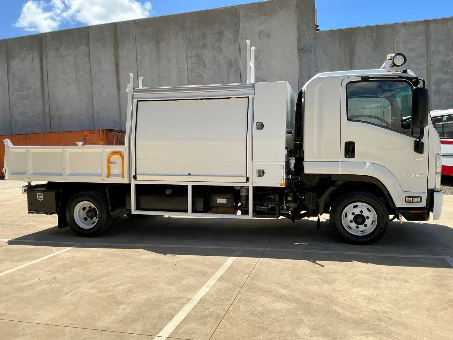 2016 ISUZU FRR110-260 SERVICE BODY