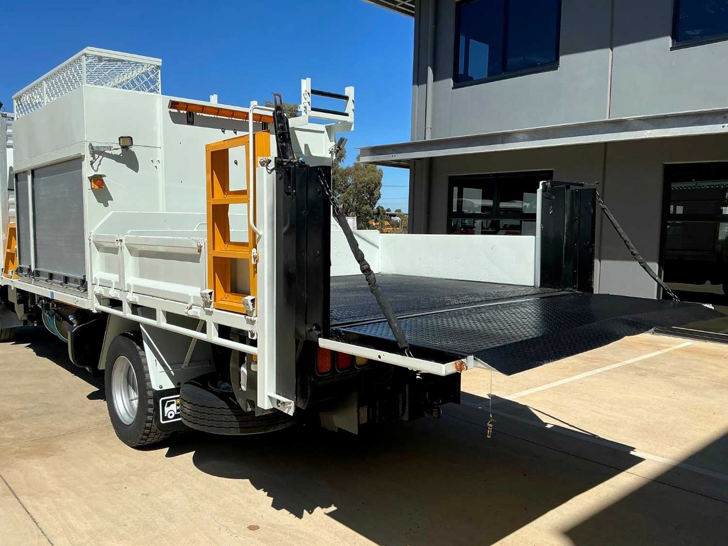 2014 FUSO FIGHTER SERVICE BODY