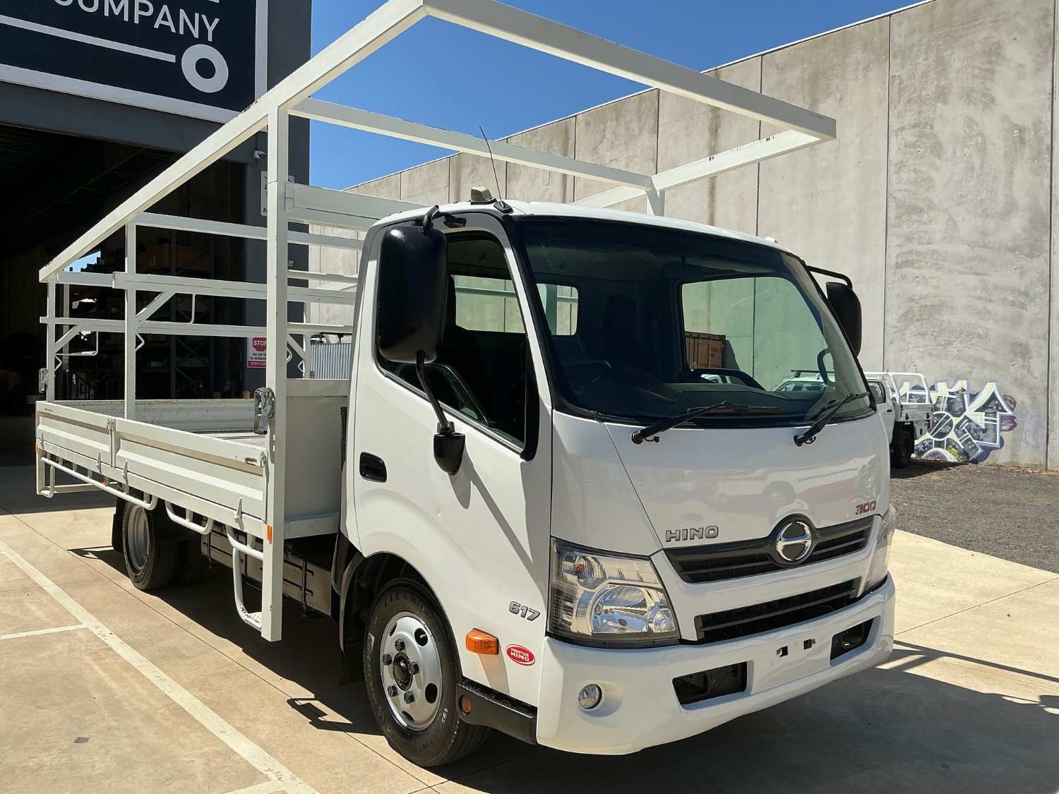 2012 HINO 300 TRAY