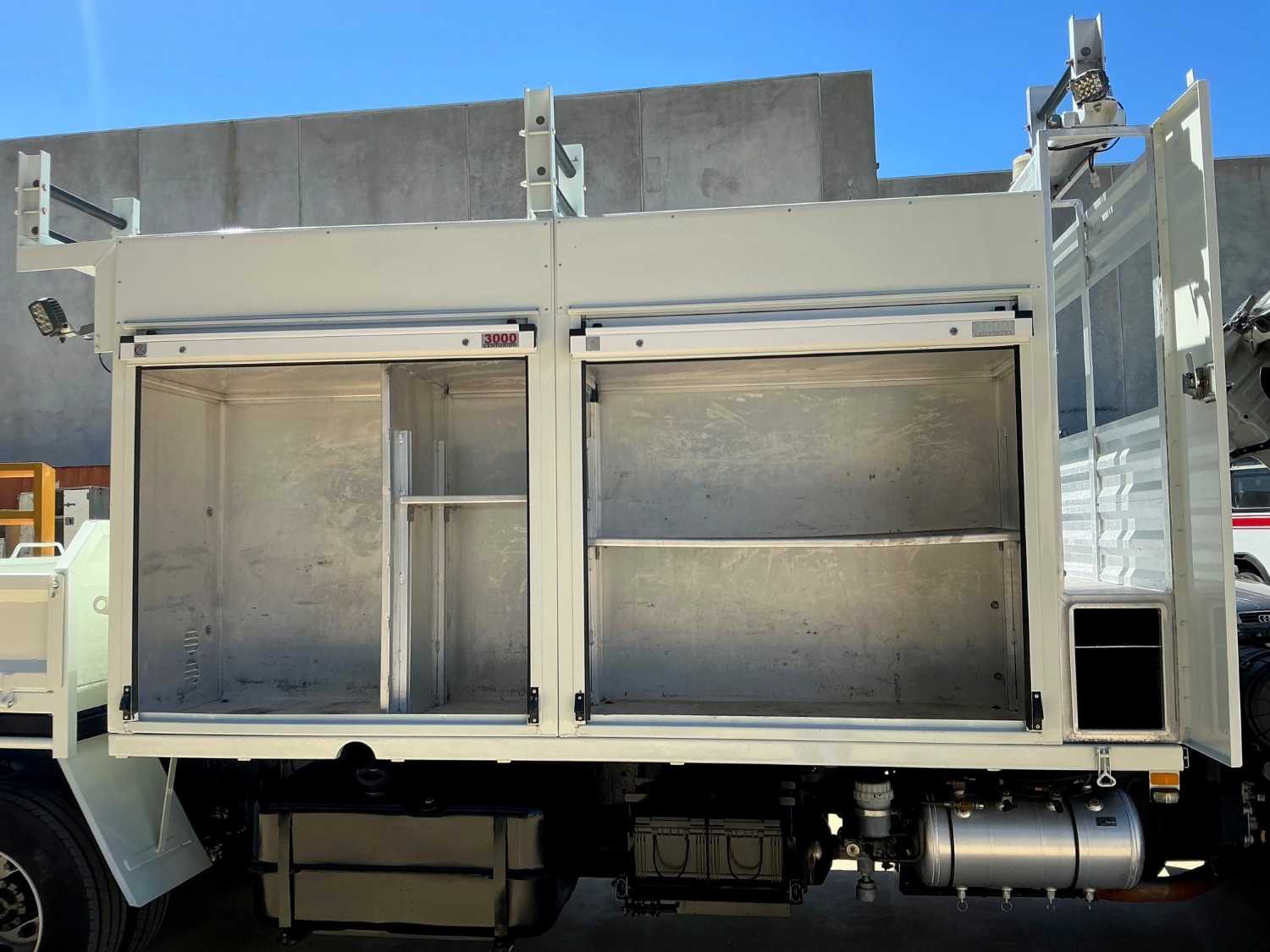 2014 FUSO FIGHTER SERVICE BODY