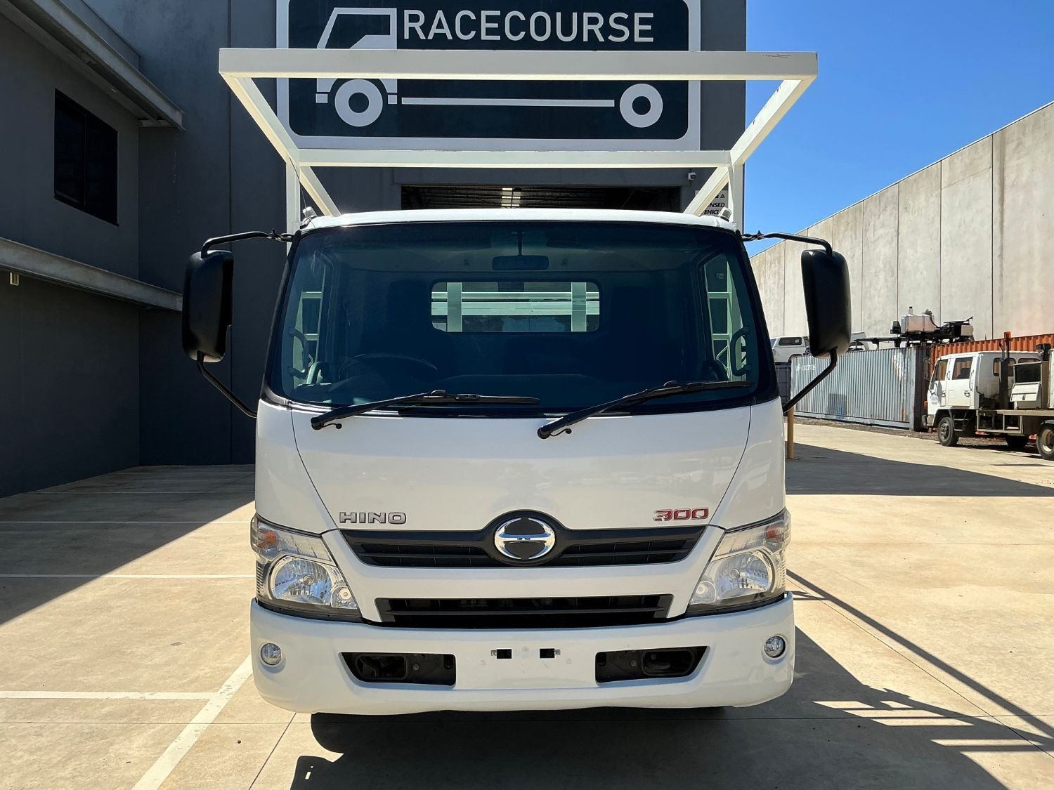 2012 HINO 300 TRAY