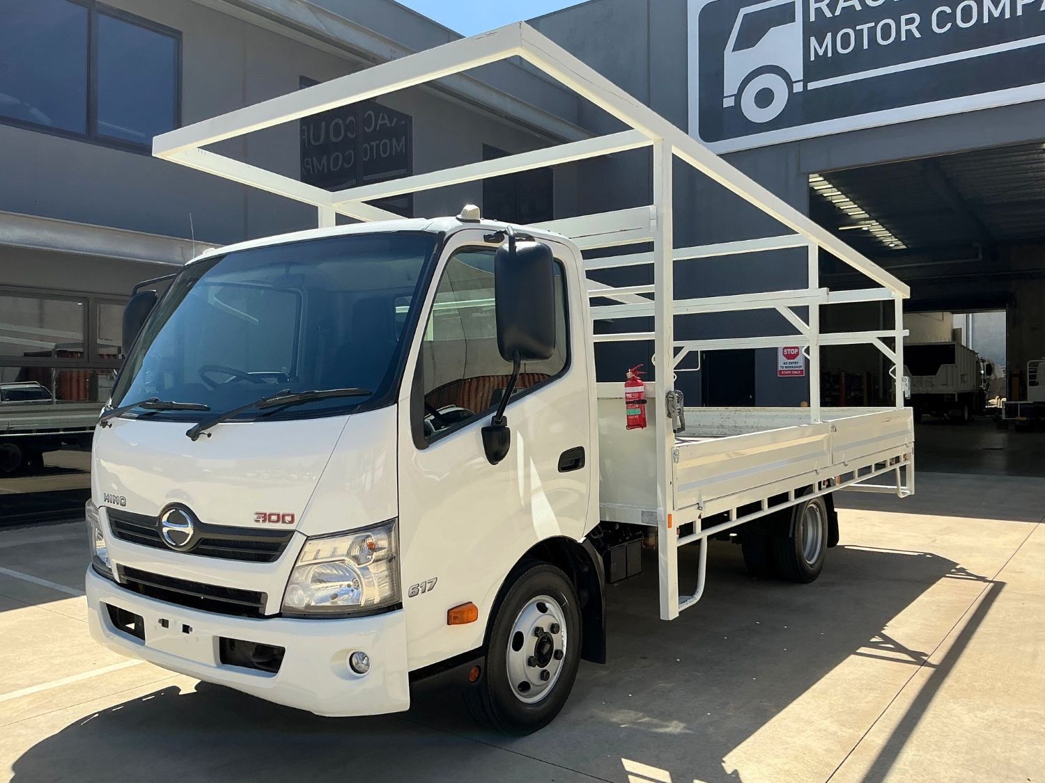2012 HINO 300 TRAY