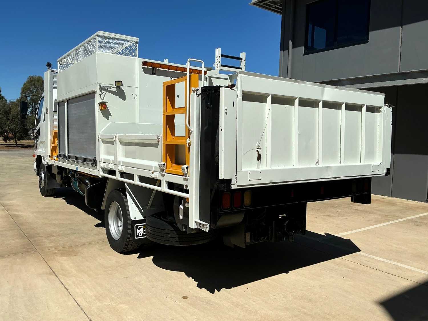 2014 FUSO FIGHTER SERVICE BODY