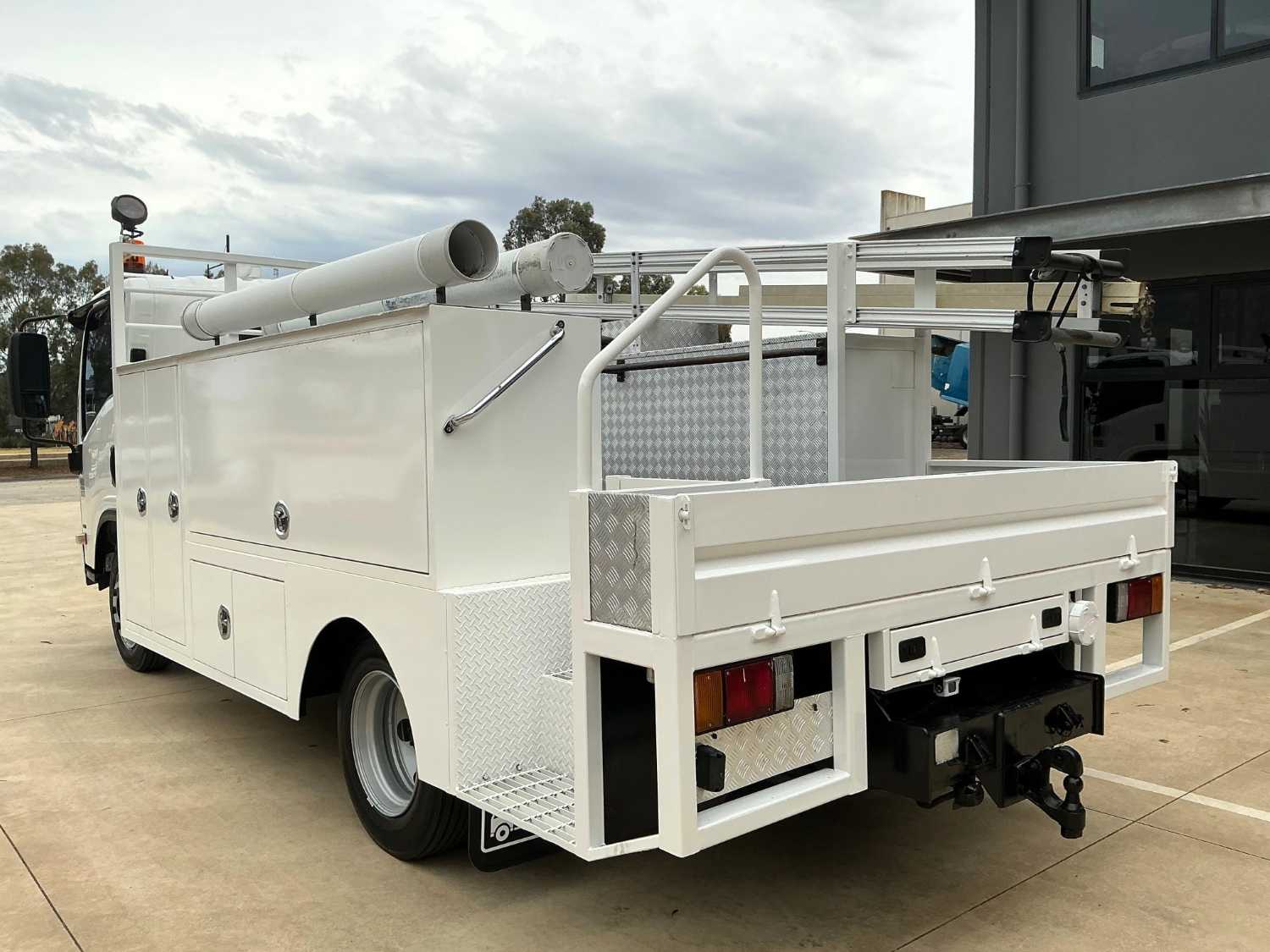 2009 ISUZU NPR400 SERVICE VEHICLE