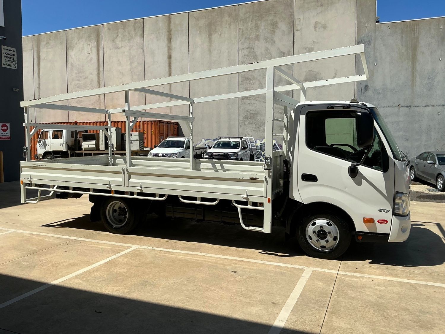 2012 HINO 300 TRAY