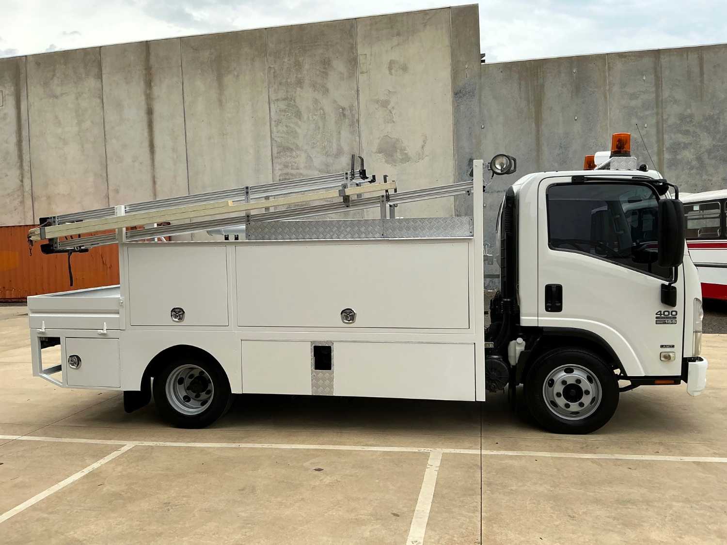 2009 ISUZU NPR400 SERVICE VEHICLE