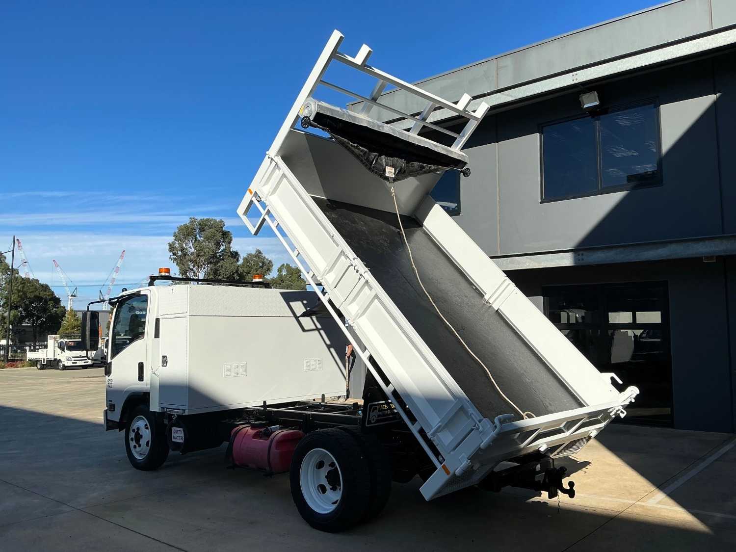 2013 ISUZU NQR450 TIPPER