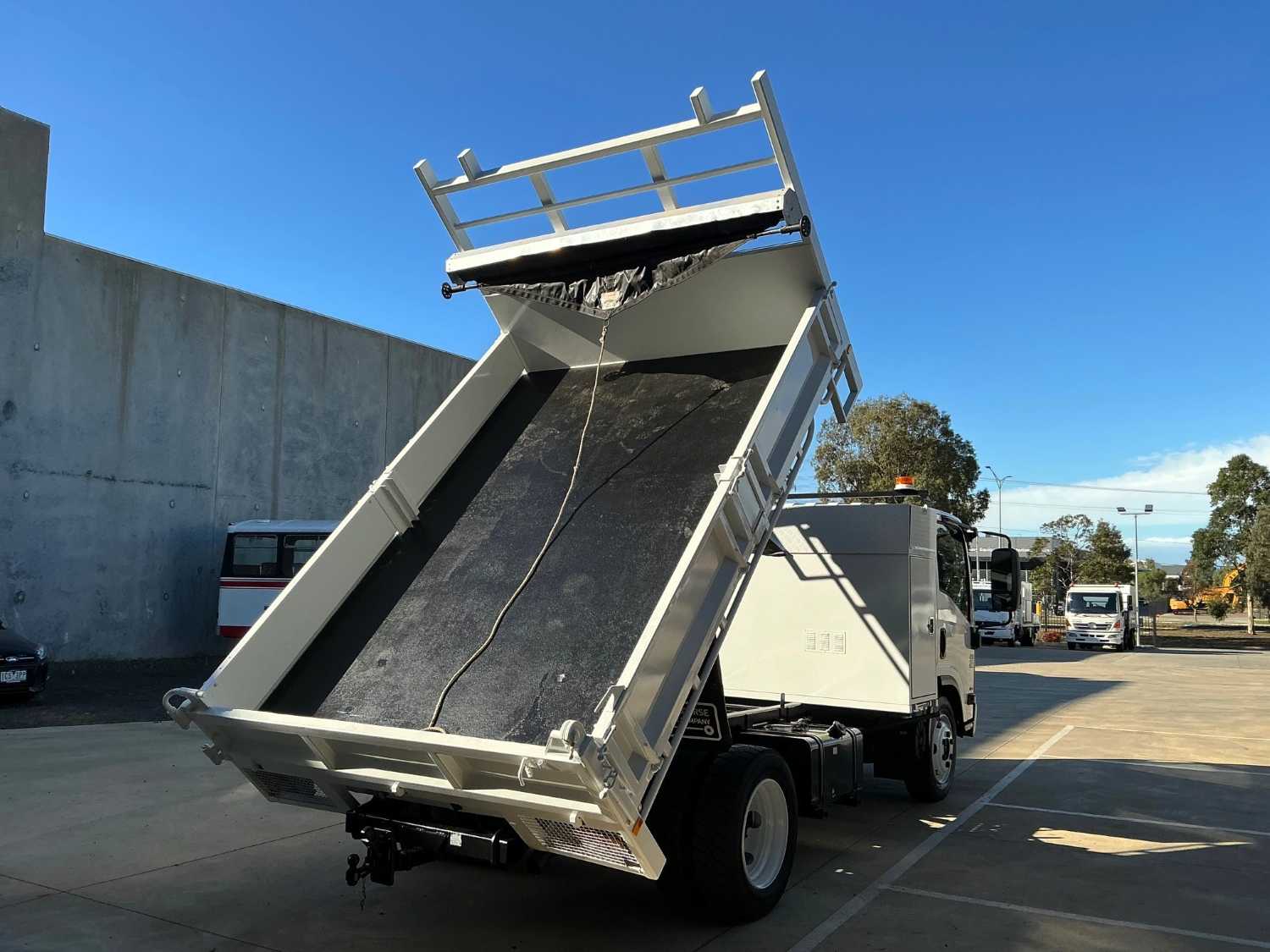 2013 ISUZU NQR450 TIPPER
