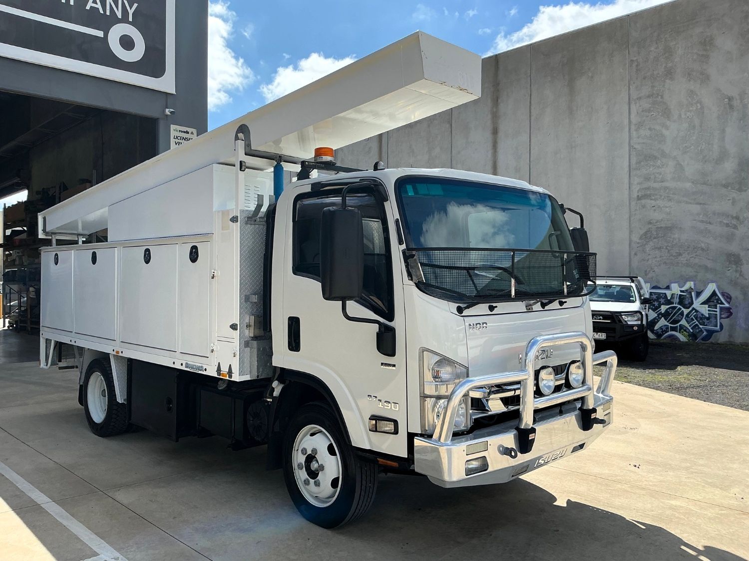 2015 Isuzu NQR87-190 Service Body