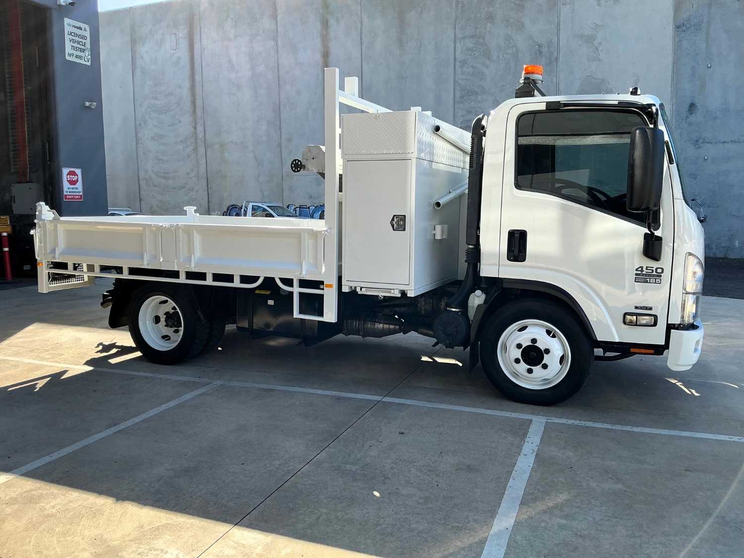 2013 ISUZU NQR450 TIPPER
