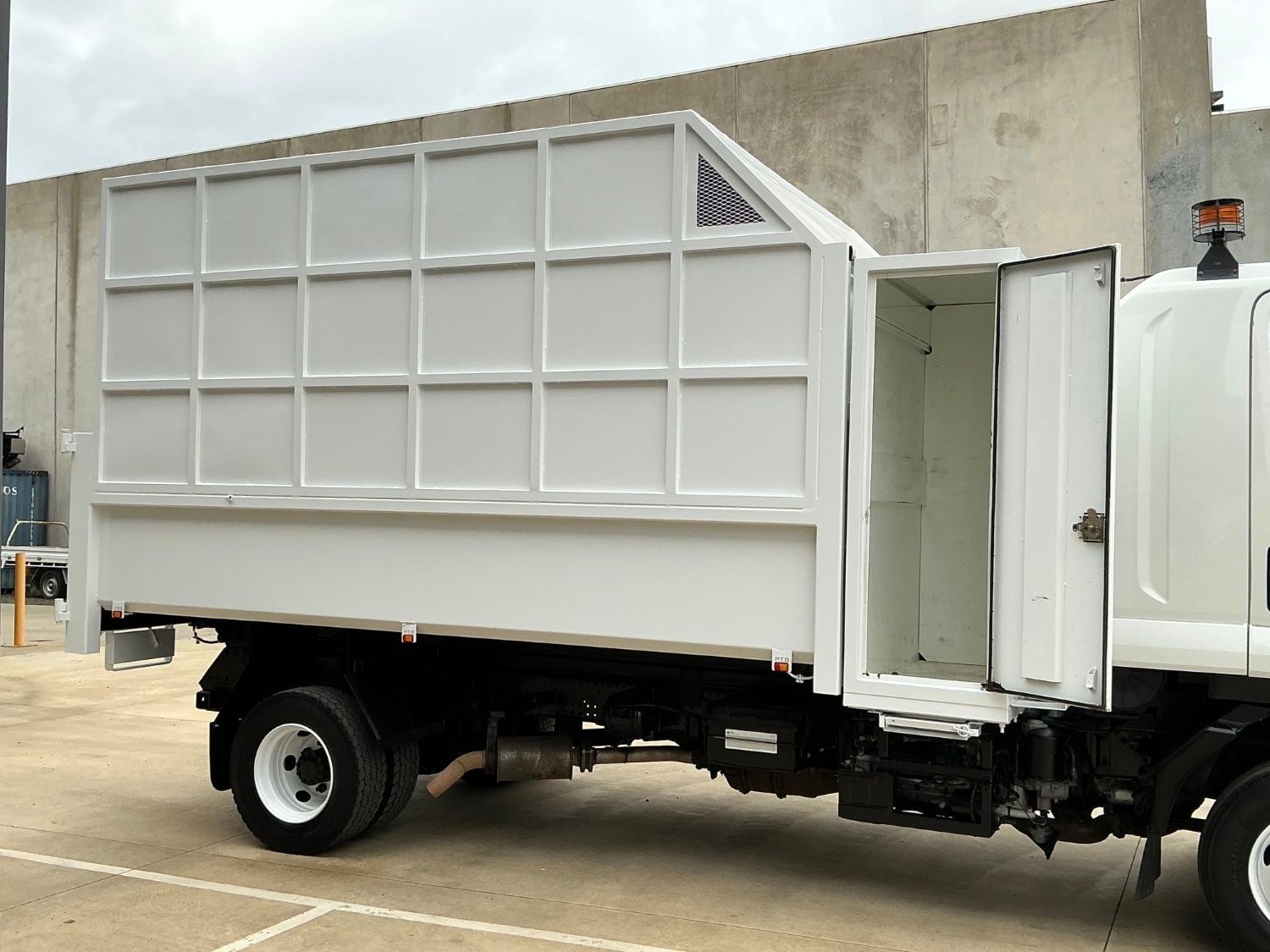 2014 ISUZU FRR600 CHIPPER TIPPER