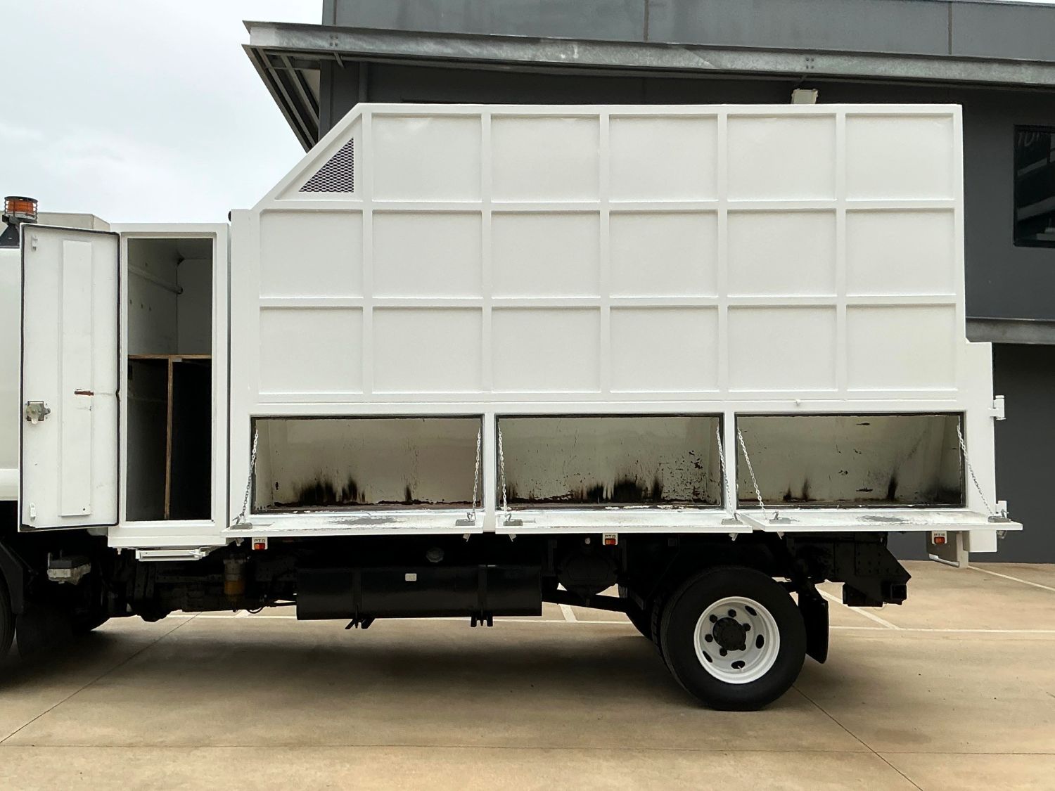 2014 ISUZU FRR600 CHIPPER TIPPER