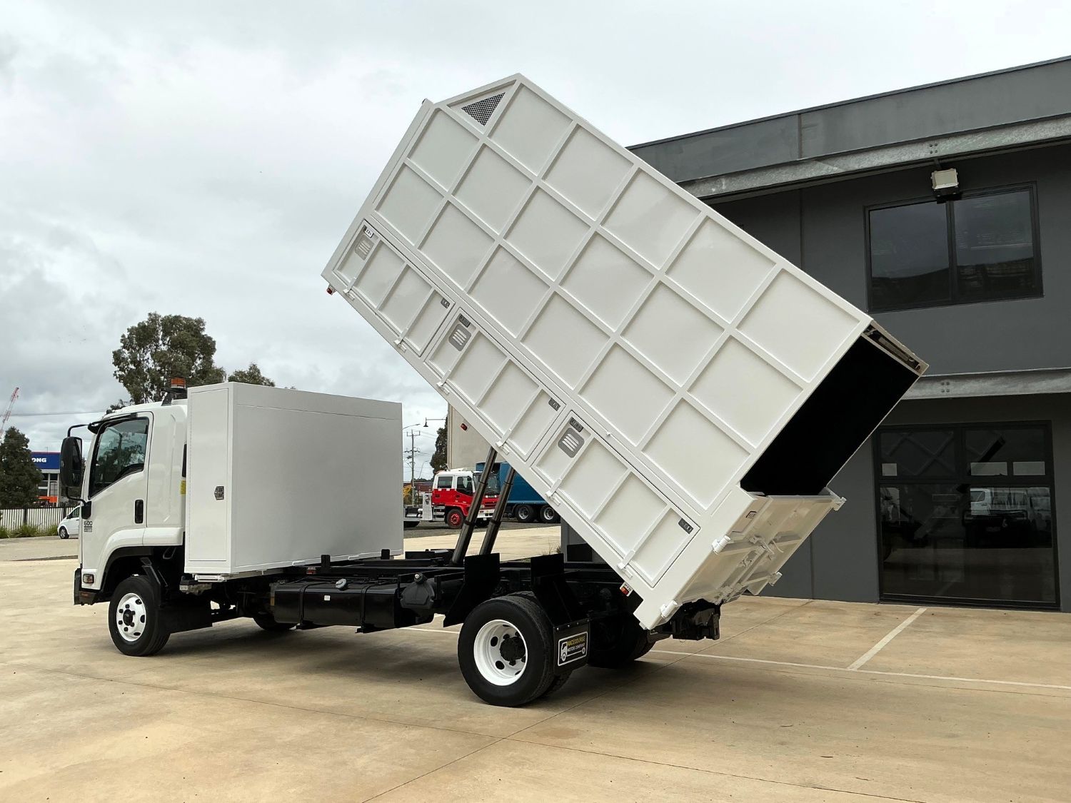 2014 ISUZU FRR600 CHIPPER TIPPER