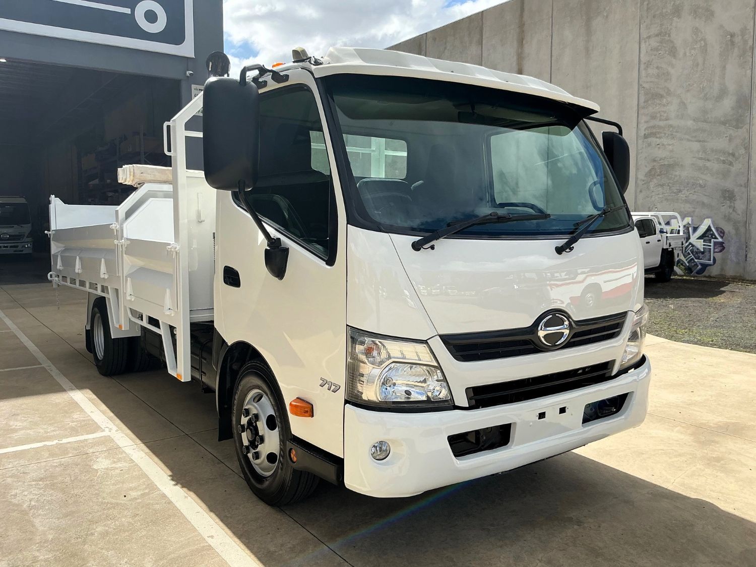 2012 HINO 300 TIPPER