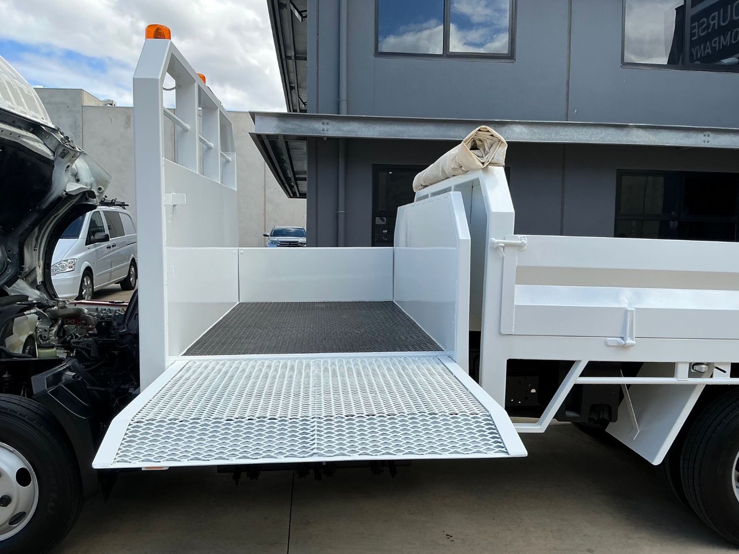 2012 HINO 300 TIPPER