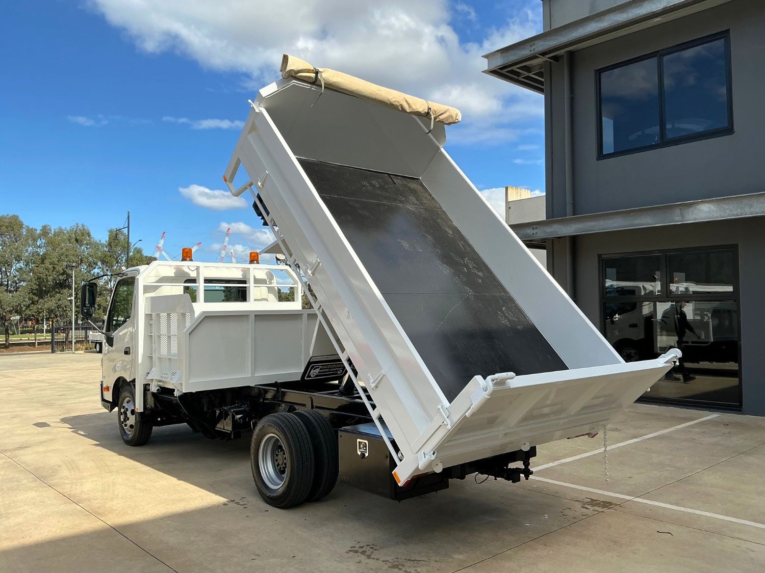 2012 HINO 300 TIPPER