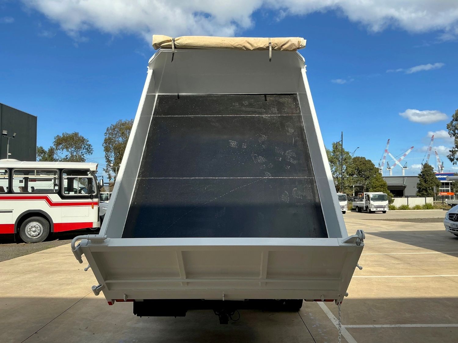 2012 HINO 300 TIPPER