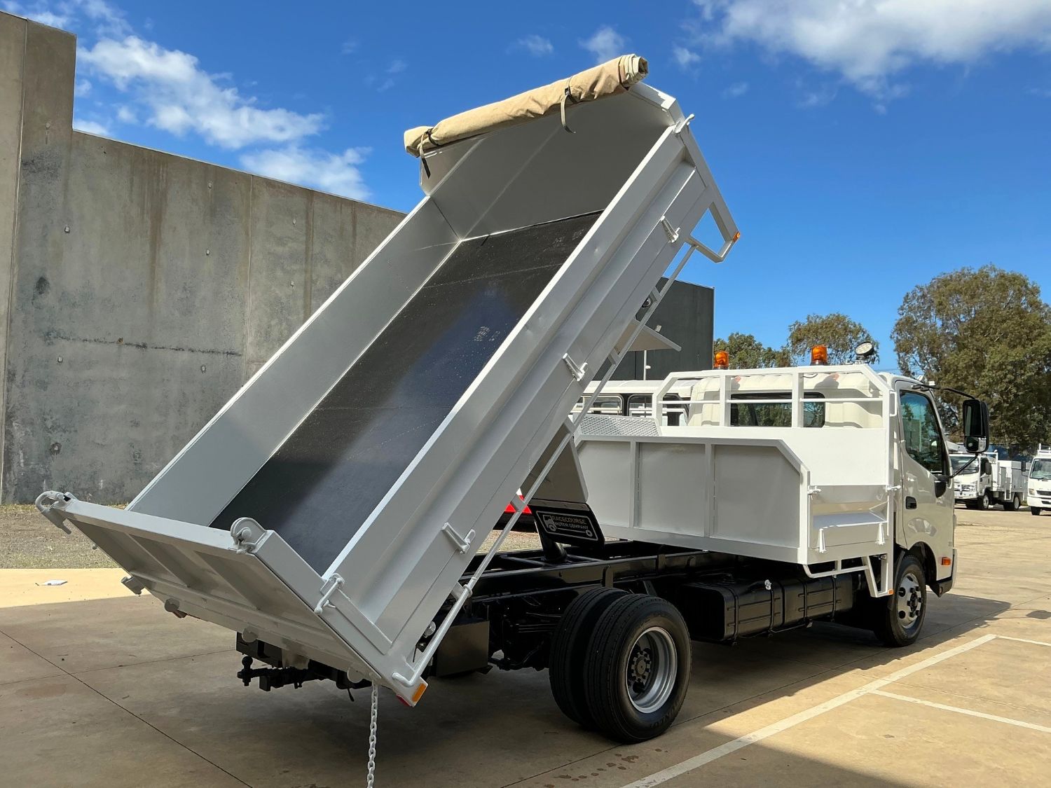 2012 HINO 300 TIPPER