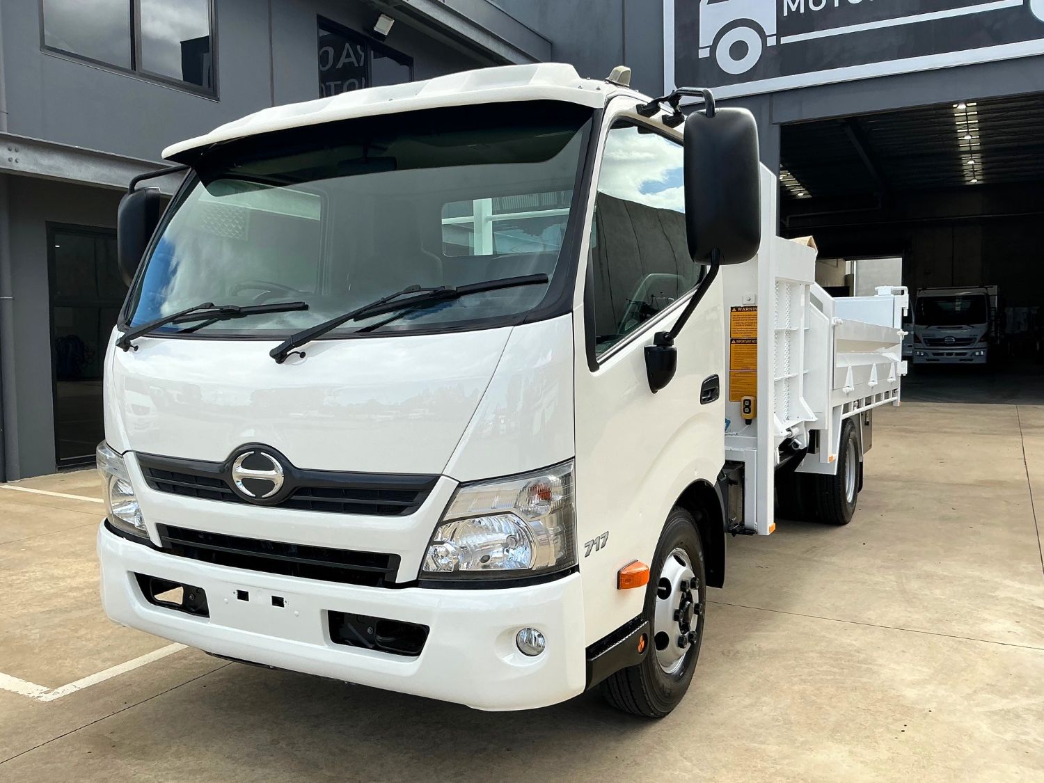 2012 HINO 300 TIPPER