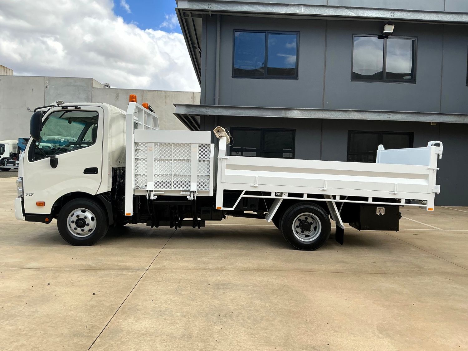 2012 HINO 300 TIPPER