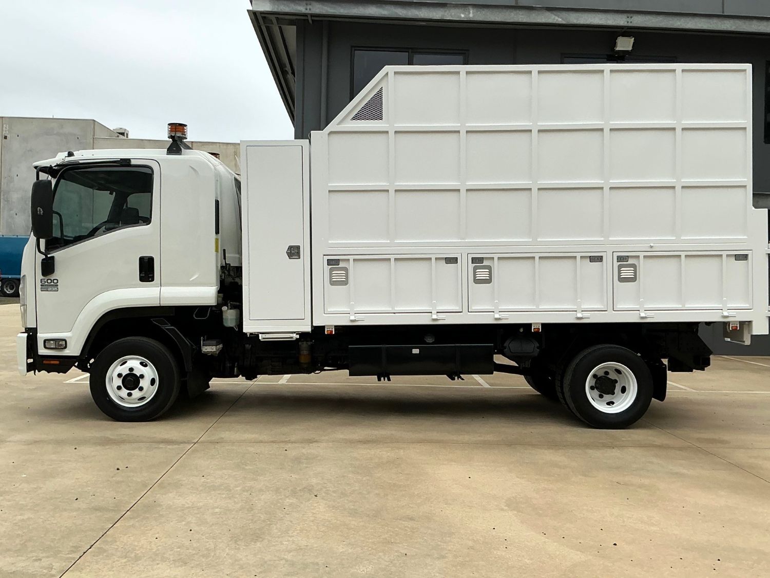 2014 ISUZU FRR600 CHIPPER TIPPER
