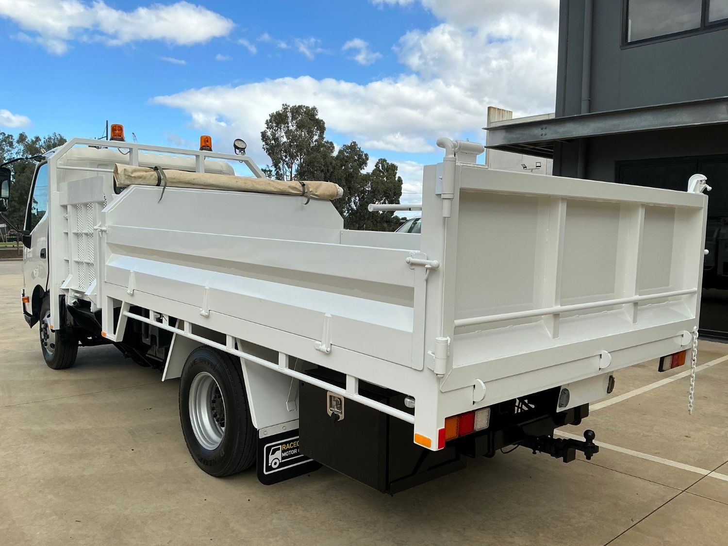 2012 HINO 300 TIPPER