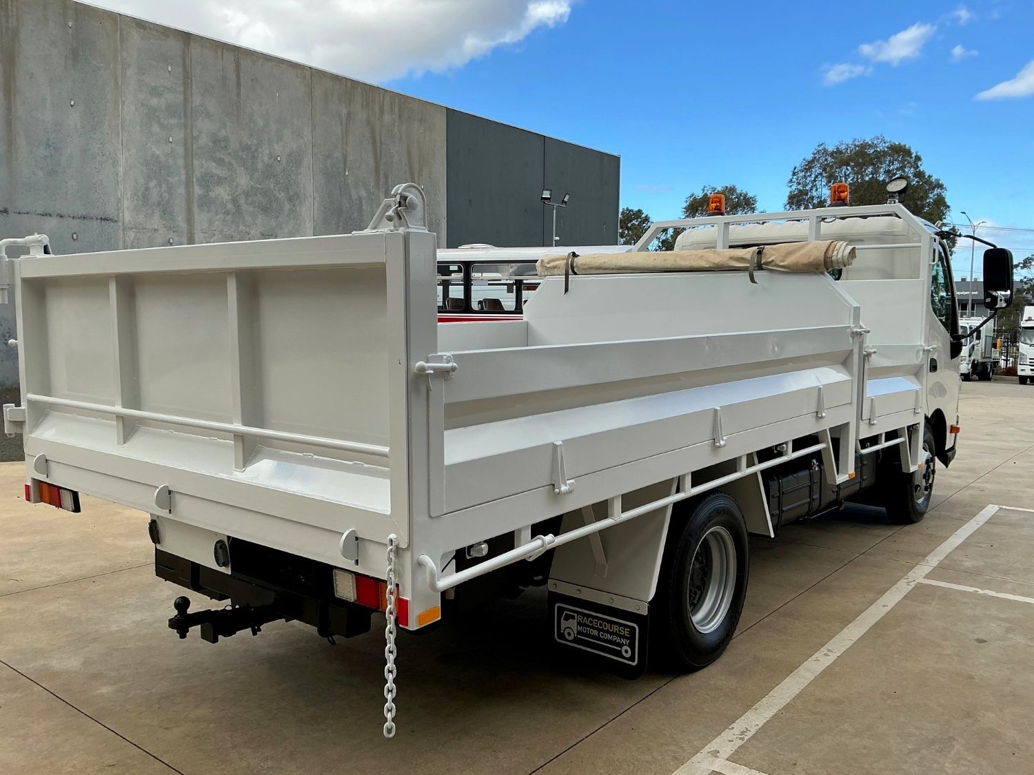 2012 HINO 300 TIPPER