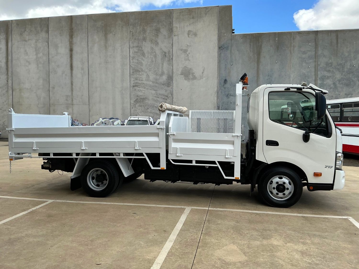 2012 HINO 300 TIPPER