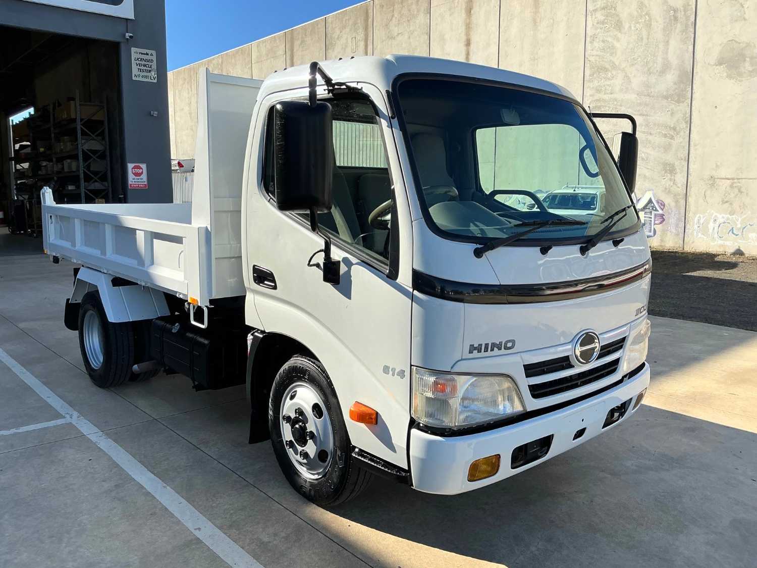 2011 HINO 300 TIPPER