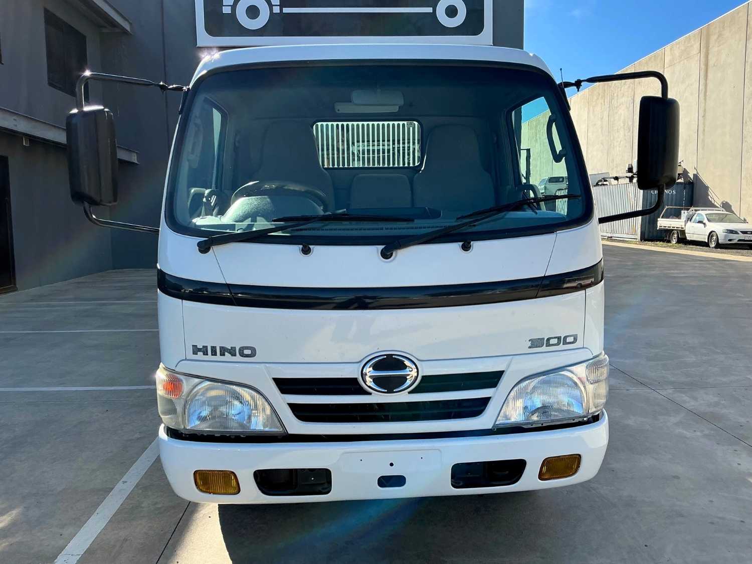 2011 HINO 300 TIPPER
