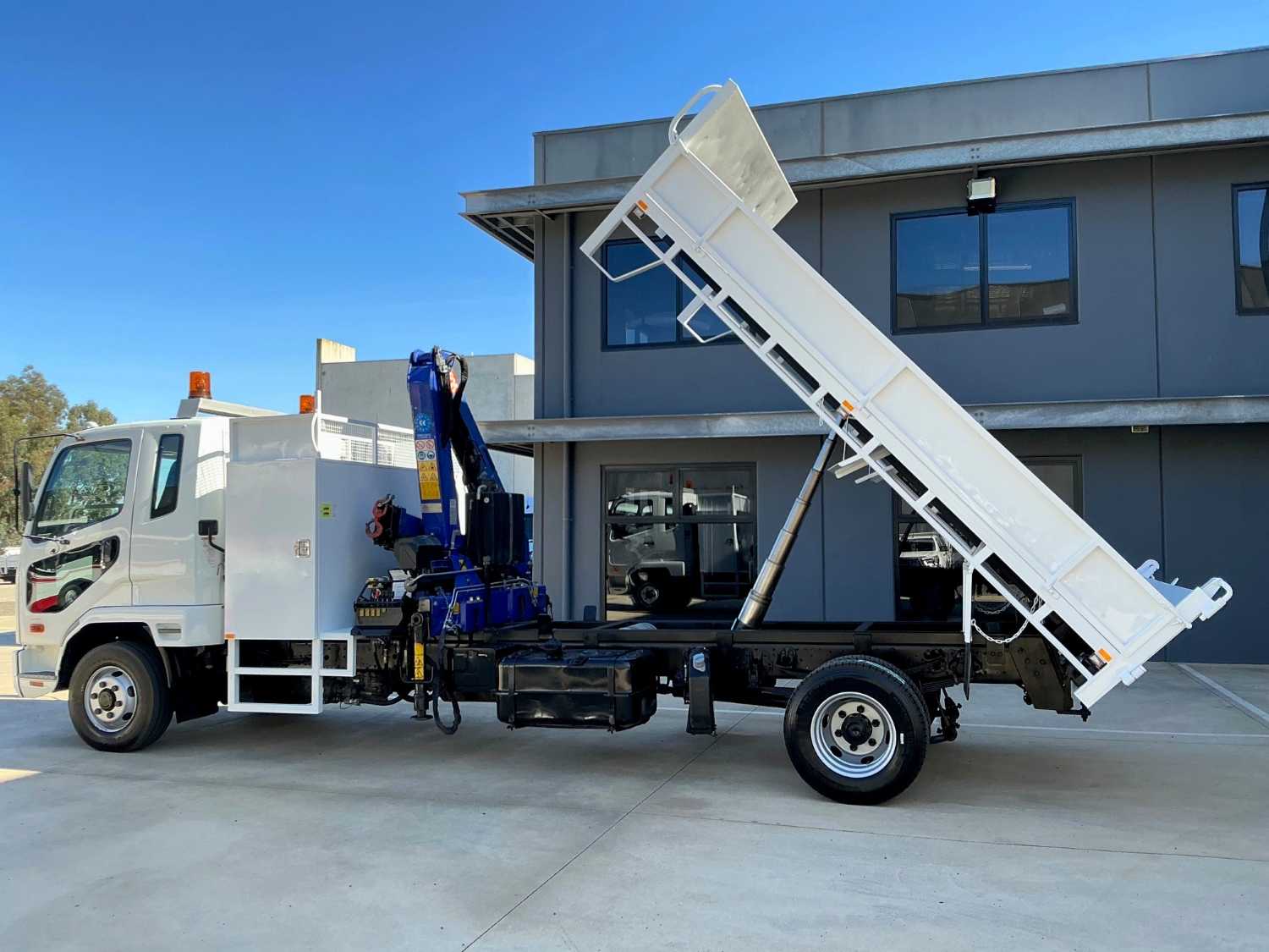 2013 FUSO FIGHTER TIPPER WITH CRANE