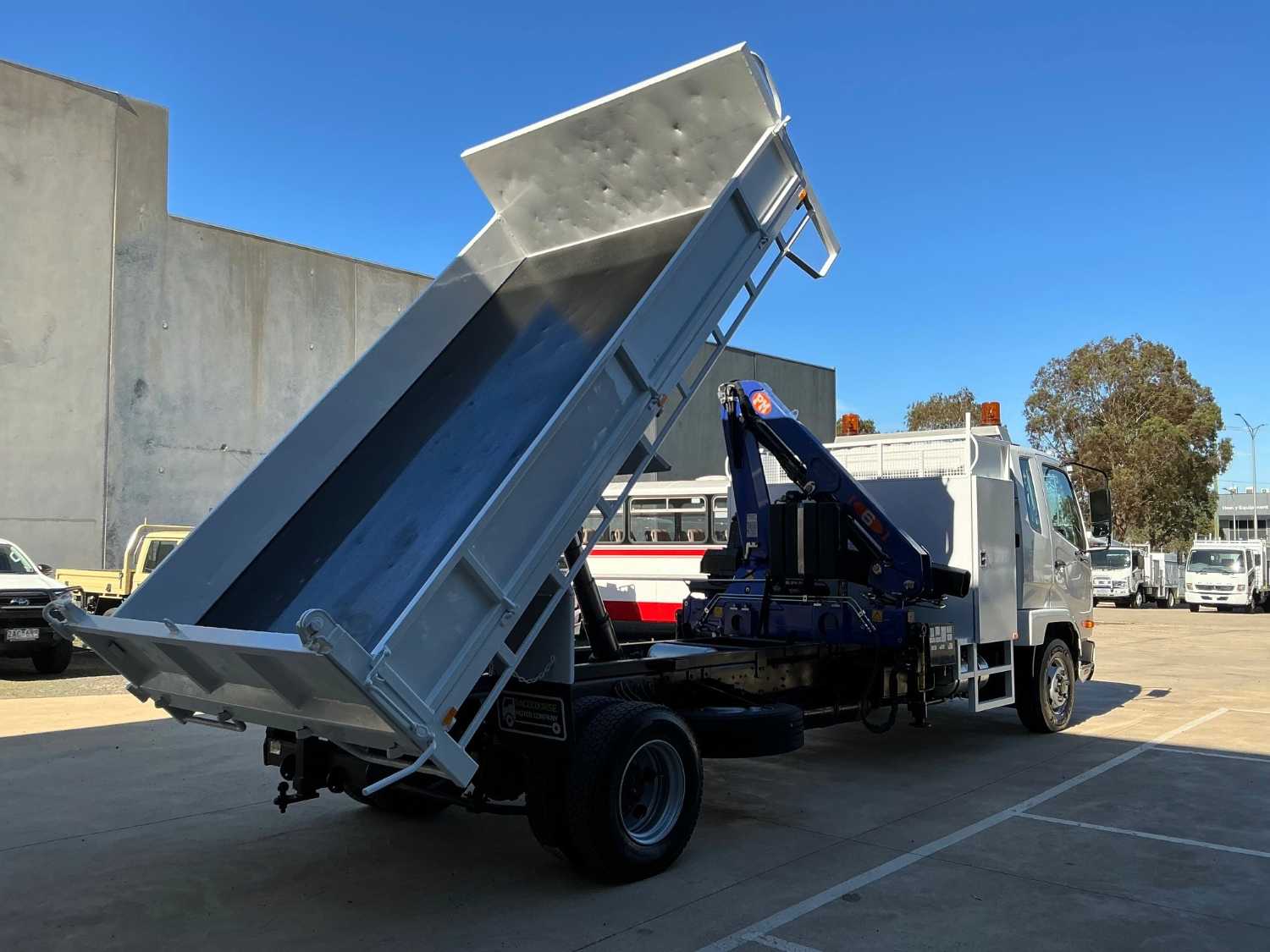 2013 FUSO FIGHTER TIPPER WITH CRANE