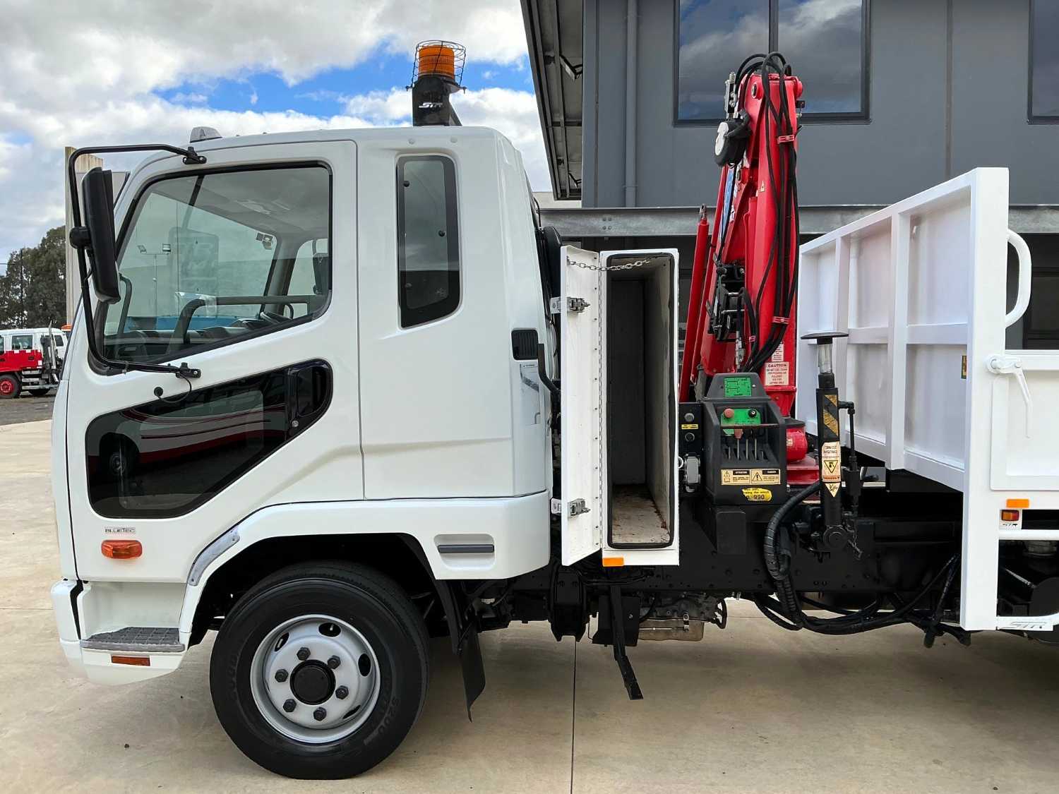 2014 FUSO FIGHTER TIPPER WITH CRANE
