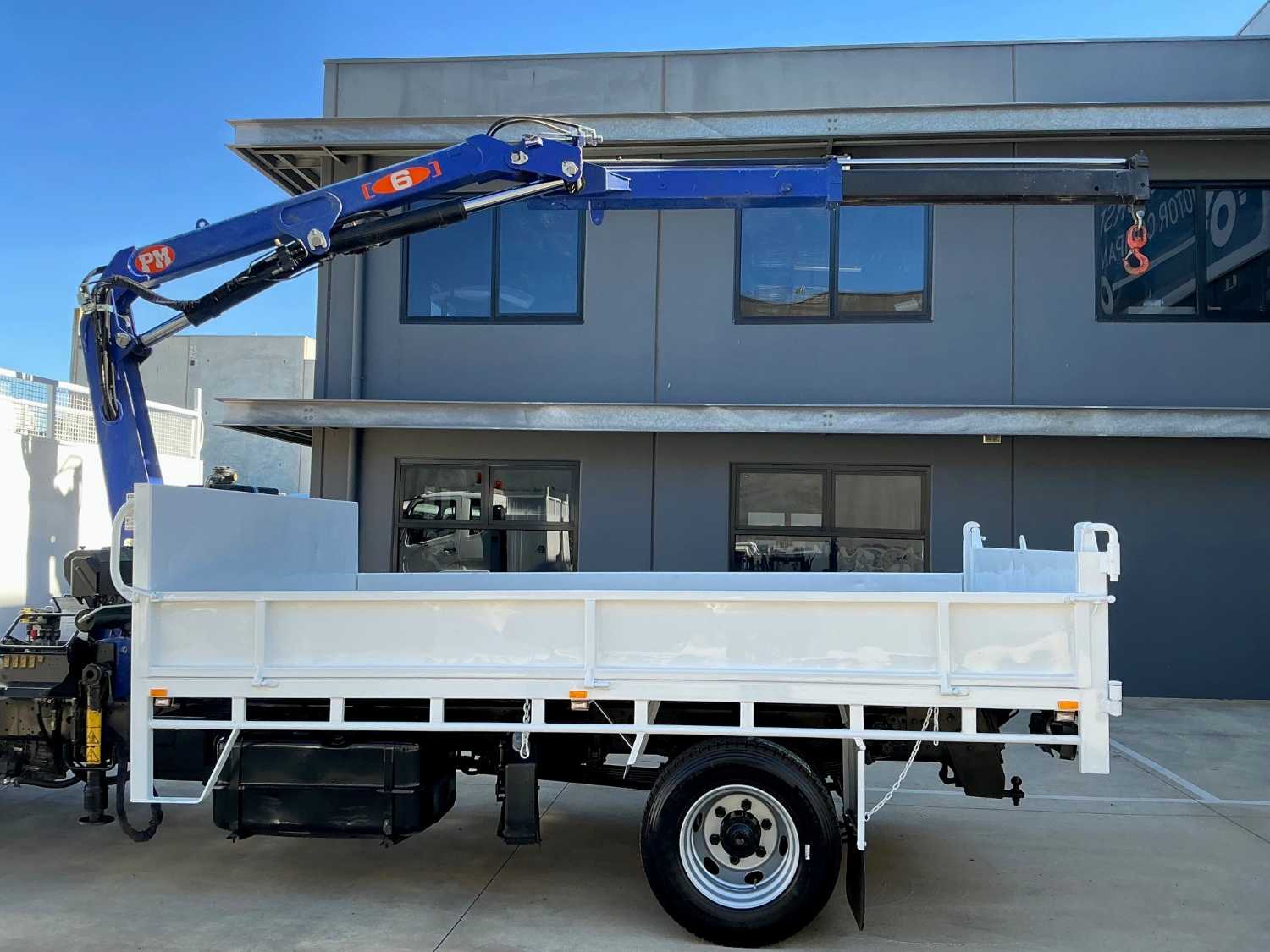 2013 FUSO FIGHTER TIPPER WITH CRANE
