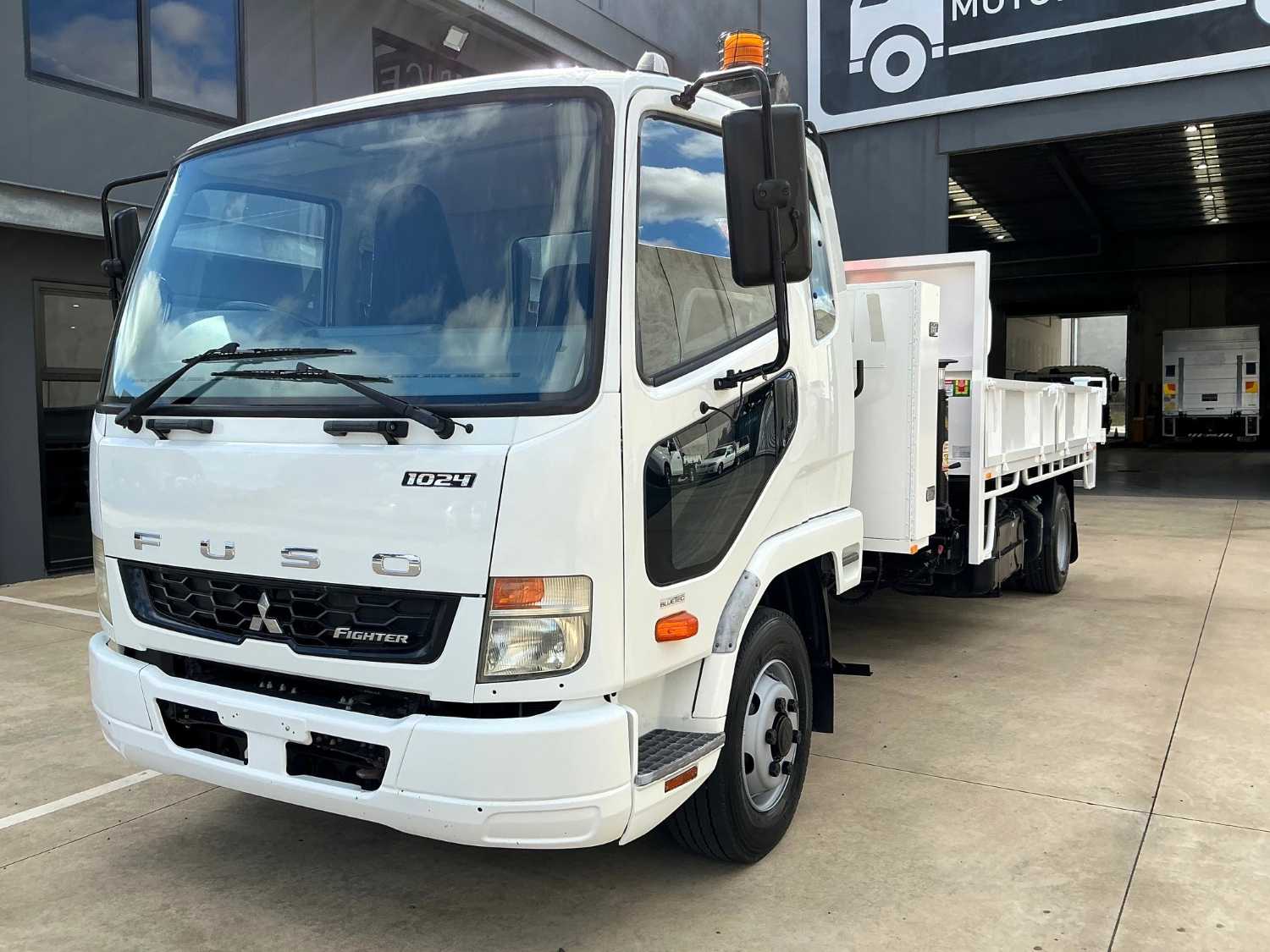 2014 FUSO FIGHTER TIPPER WITH CRANE