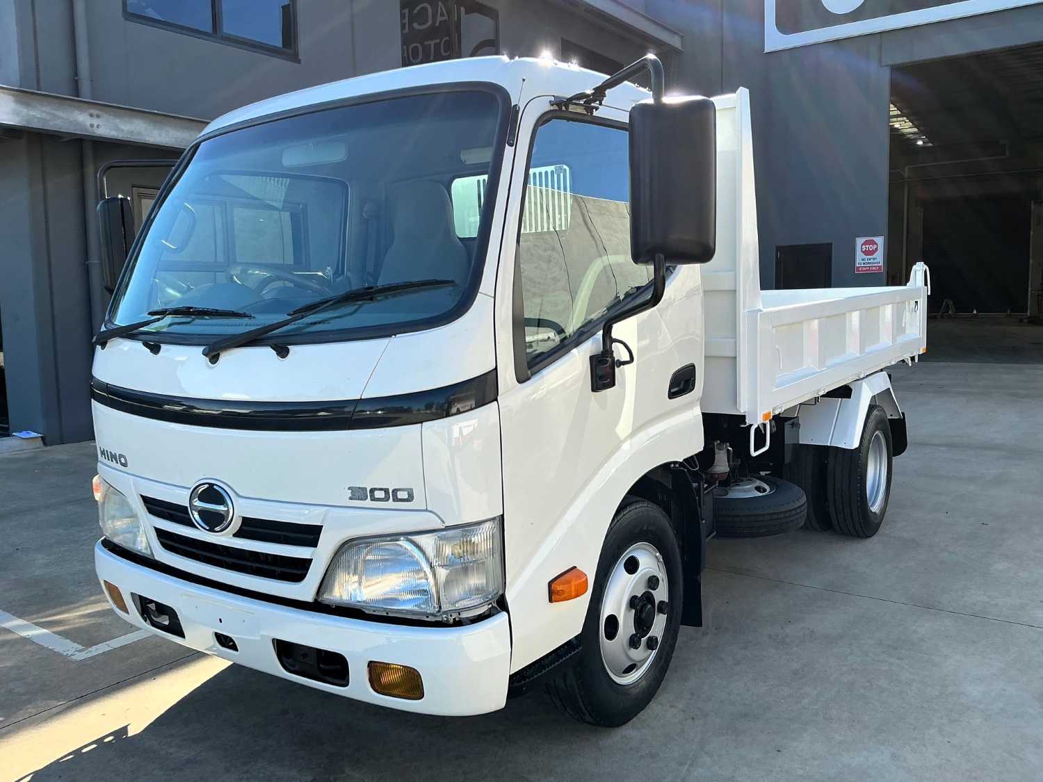 2011 HINO 300 TIPPER