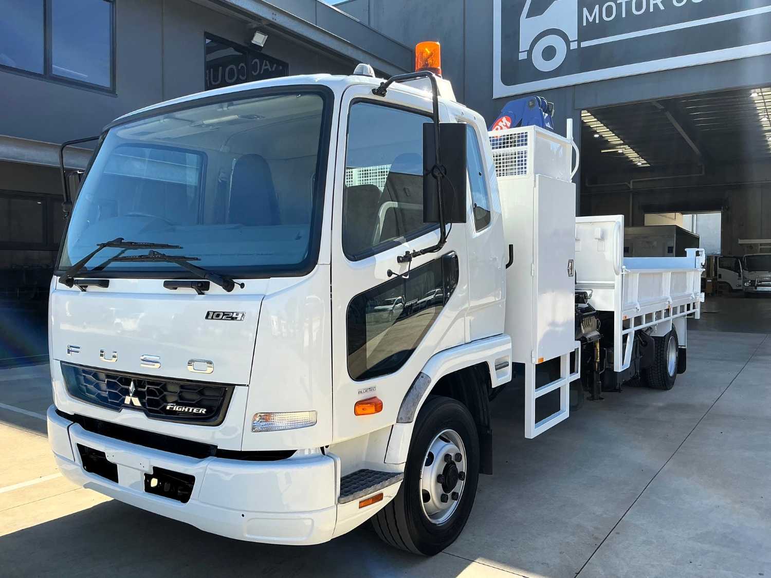 2013 FUSO FIGHTER TIPPER WITH CRANE
