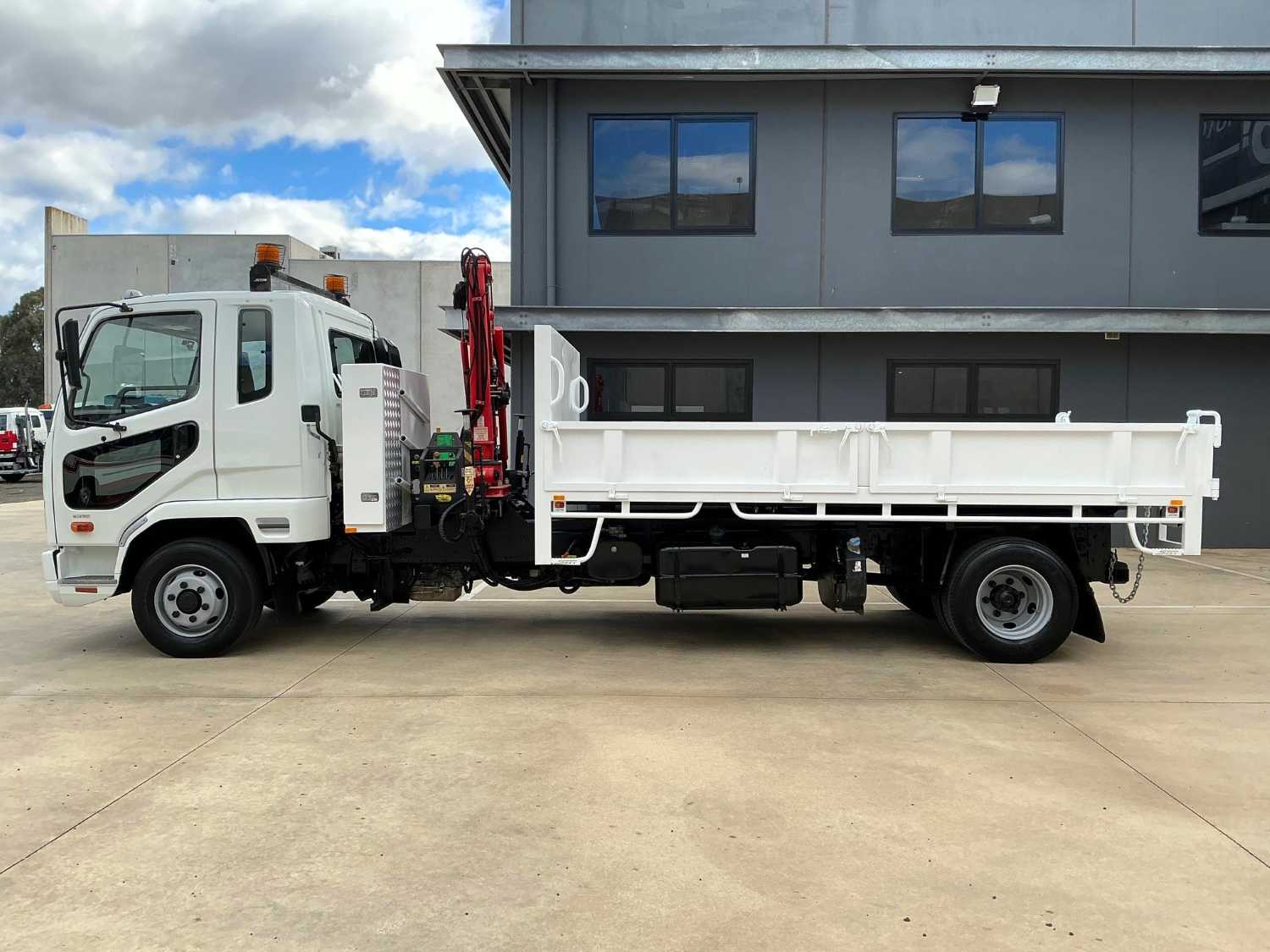 2014 FUSO FIGHTER TIPPER WITH CRANE
