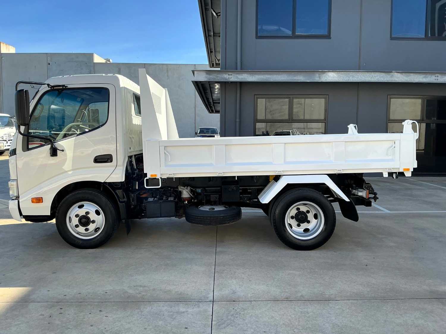 2011 HINO 300 TIPPER
