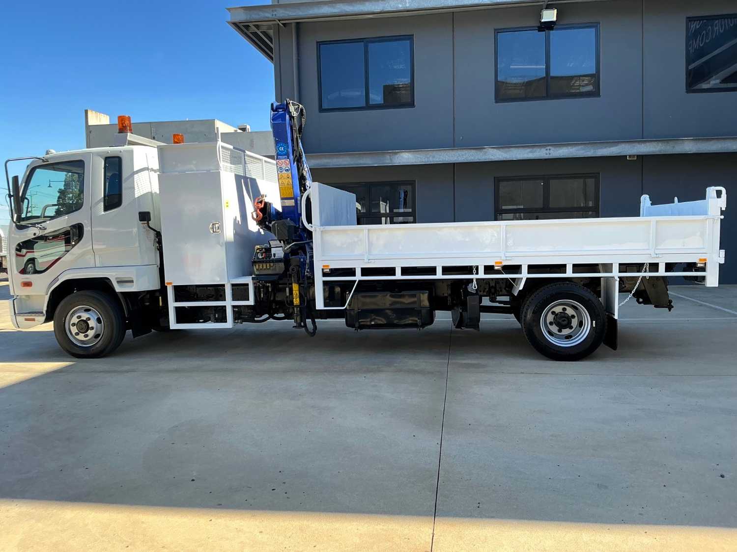 2013 FUSO FIGHTER TIPPER WITH CRANE