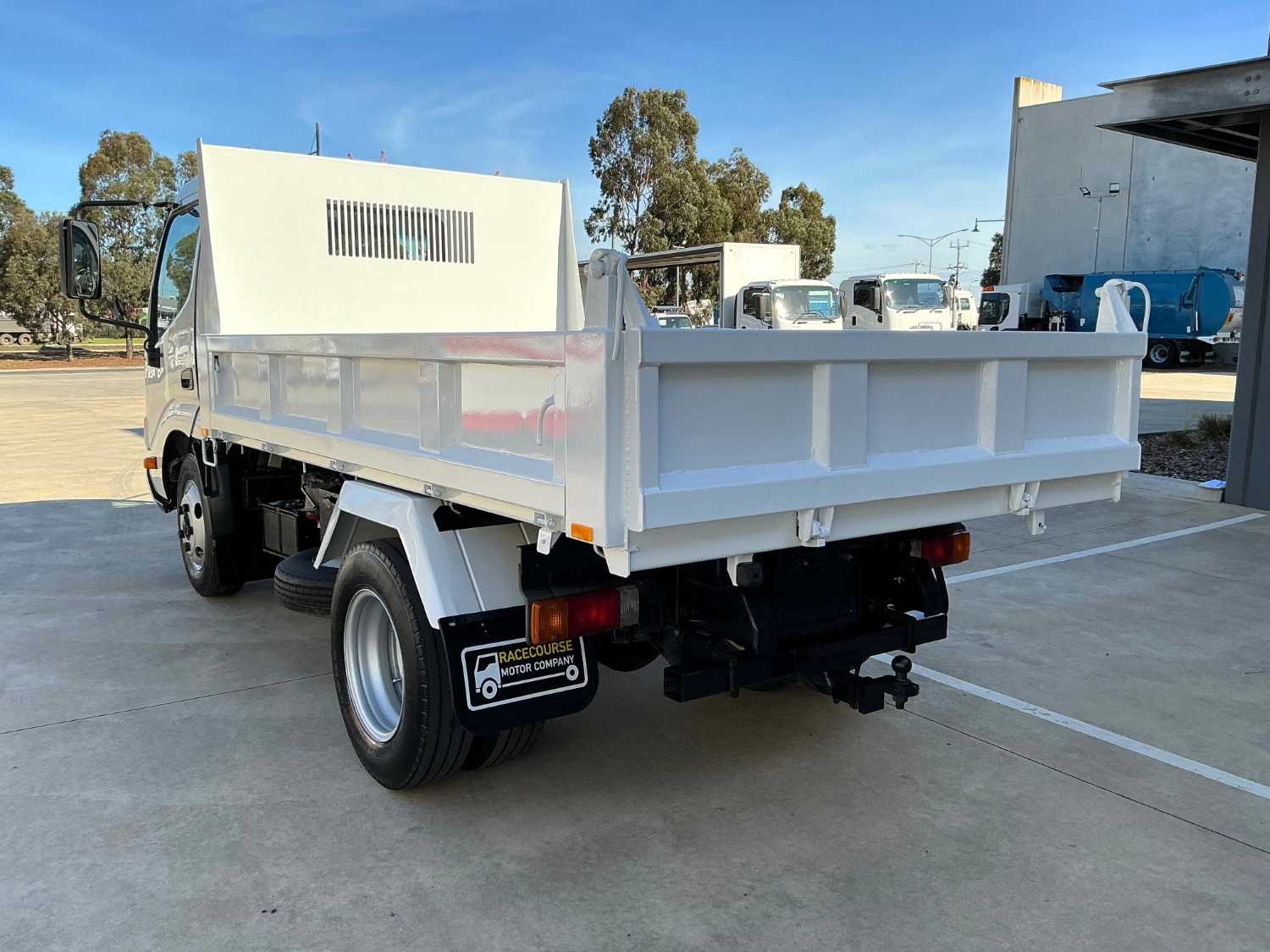 2011 HINO 300 TIPPER