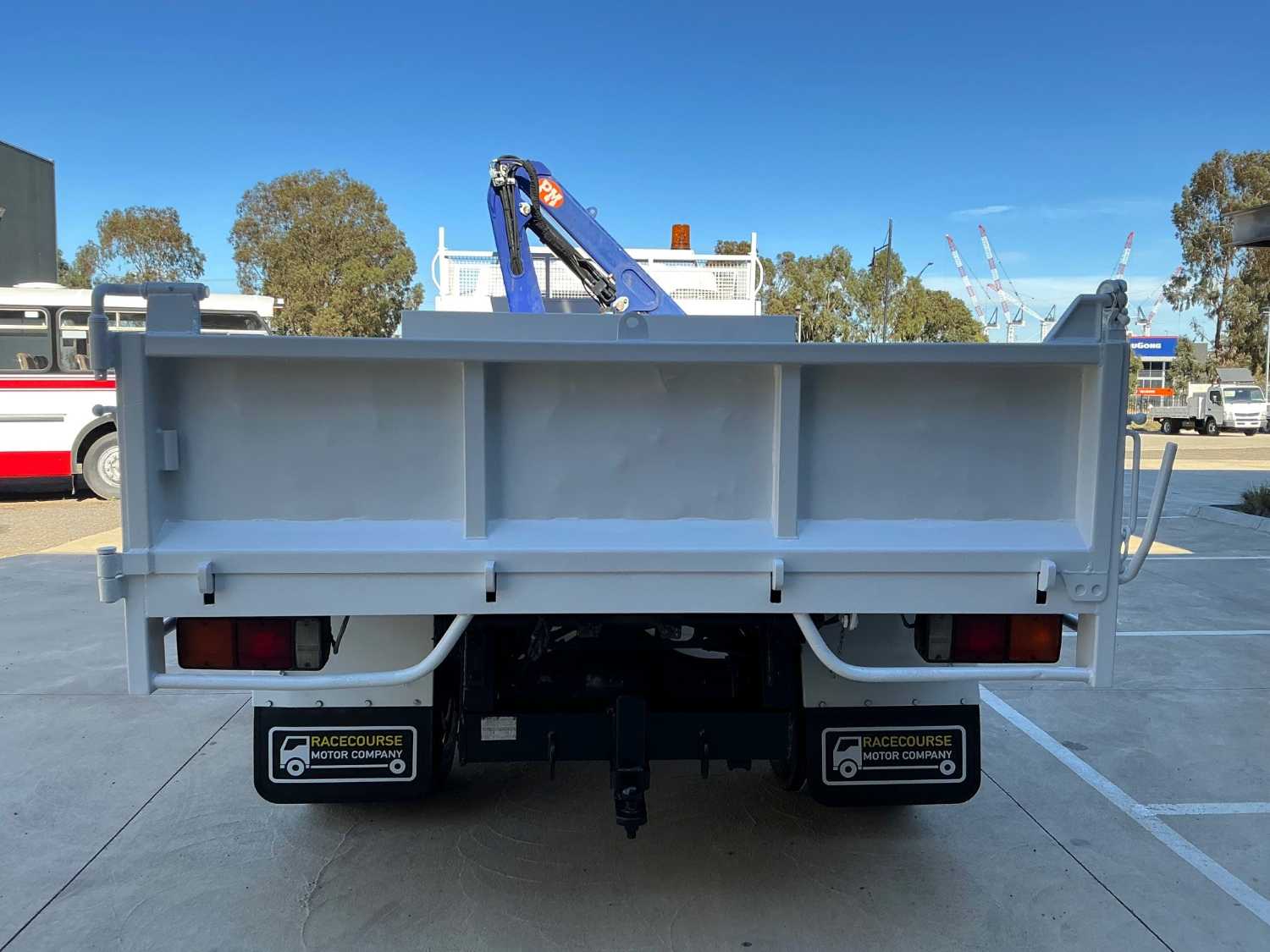 2013 FUSO FIGHTER TIPPER WITH CRANE