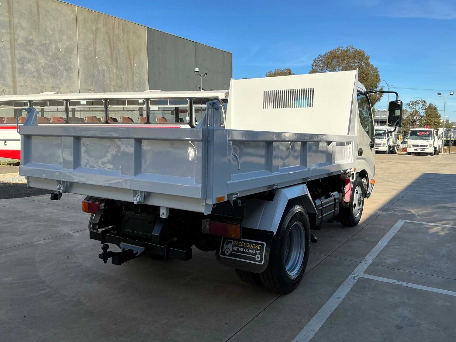 2011 HINO 300 TIPPER