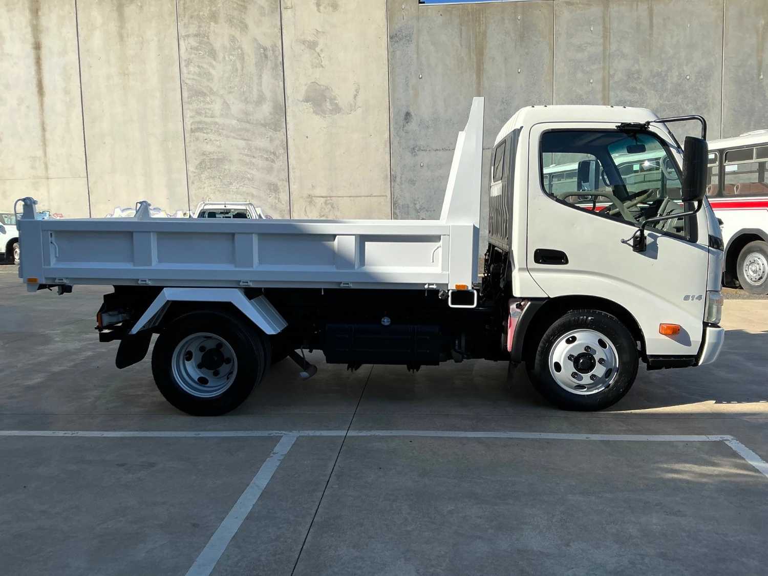 2011 HINO 300 TIPPER