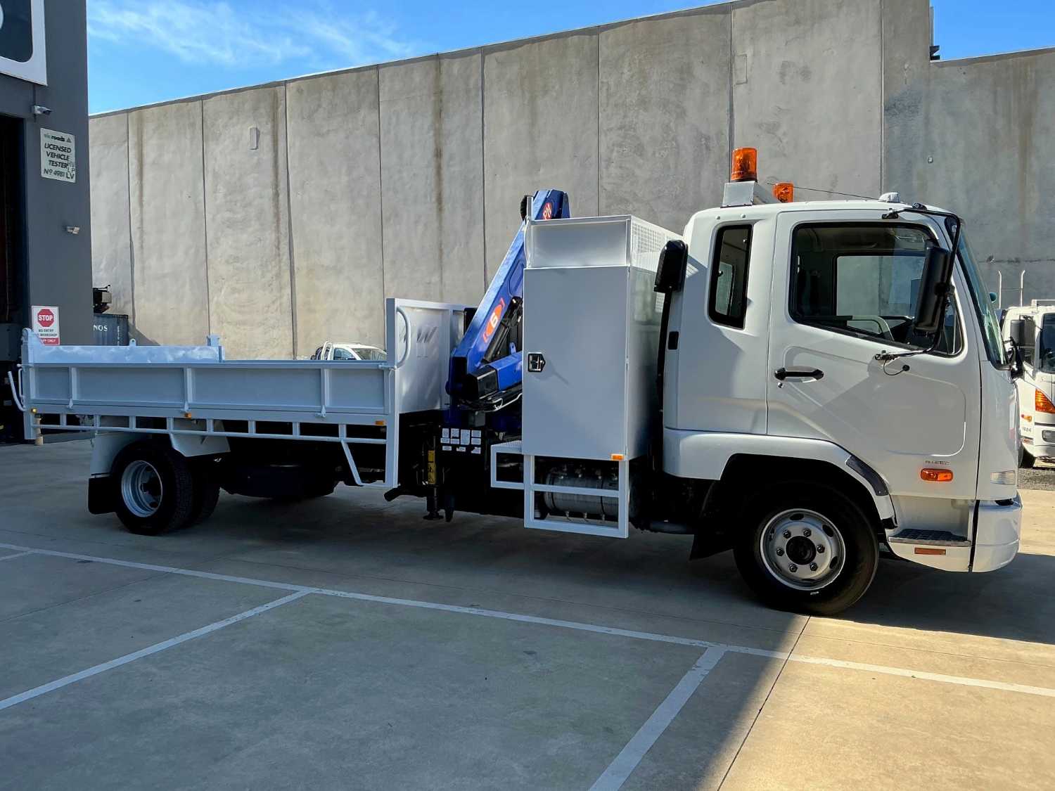 2013 FUSO FIGHTER TIPPER WITH CRANE