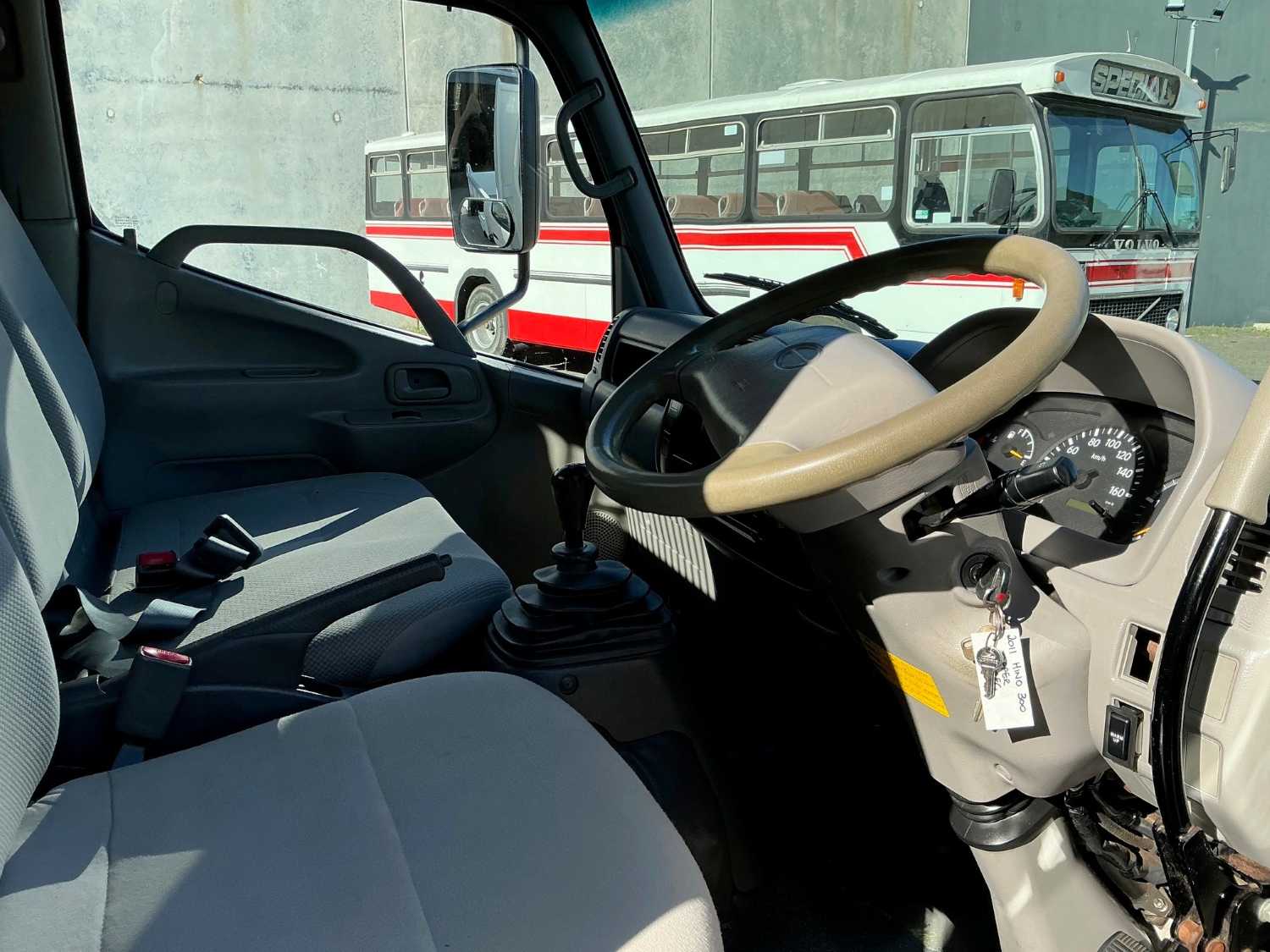 2011 HINO 300 TIPPER